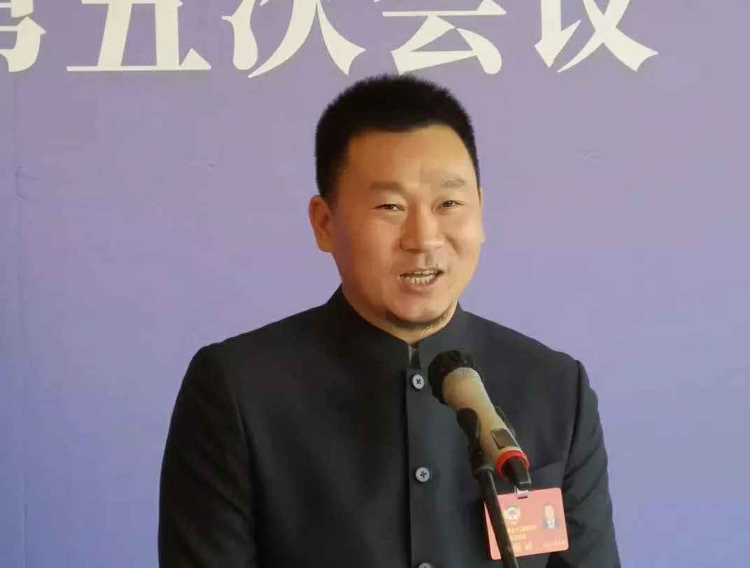 为进一步展示市政协团结、民主、开放、自信的形象，向市民和网友展示政协委员的履职风采，中山市政协十二届五次会议在2月4日上午开幕前开设“委员通道”，市政协委员、成都义云室内空气质量检测有限公司公司总经理陈朝阳走进“委员通道”，回应社会关切的问题。他就如何做好城市应急管理规划的问题进行发言，并回答记者提问。.jpg